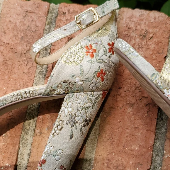 Fabric covered block heel sandals - Picture 7 of 11